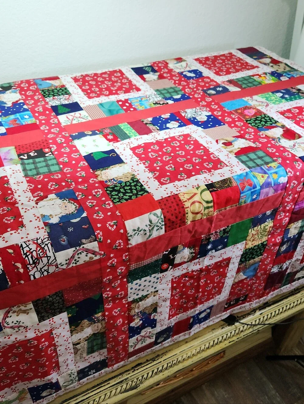 🎄 Cozy Up Your Holidays with this Handmade Christmas Quilt! 🎄